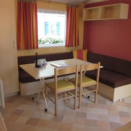 אתר קמפינג Richards Holidays ז'אר-סור-מר